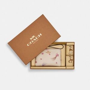Coach Boxed Corner Zip Wristlet With Disco Star Print